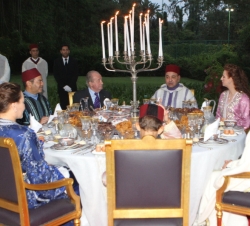 Su Majestad el Rey junto al Rey de Marruecos y la Familia Real marroquí, momentos antes de la cena privada ofrecida en el Palacio Dar Essalam